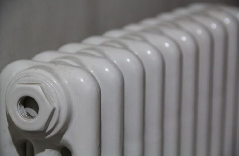 Un radiador blanco