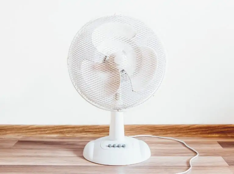Un ventilador de pie de color blanco
