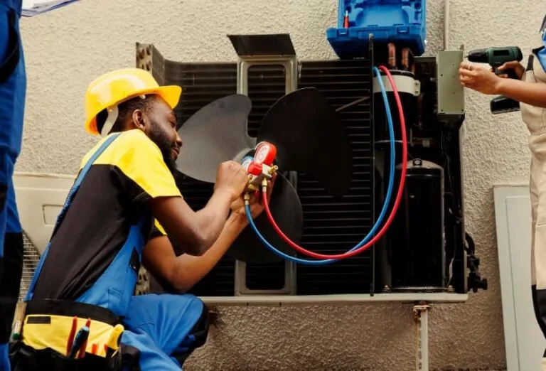Un técnico instalando un aire acondicionado