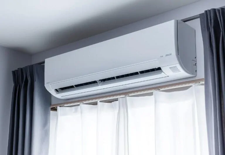 Un aparato de aire acondicionado sobre una ventana